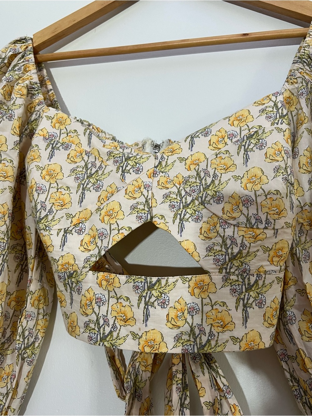 MABLE NWT Yellow Floral Puff Sleeve Cutout Tie Back Crop Top Size L Cottagecore - Picture 5 of 11